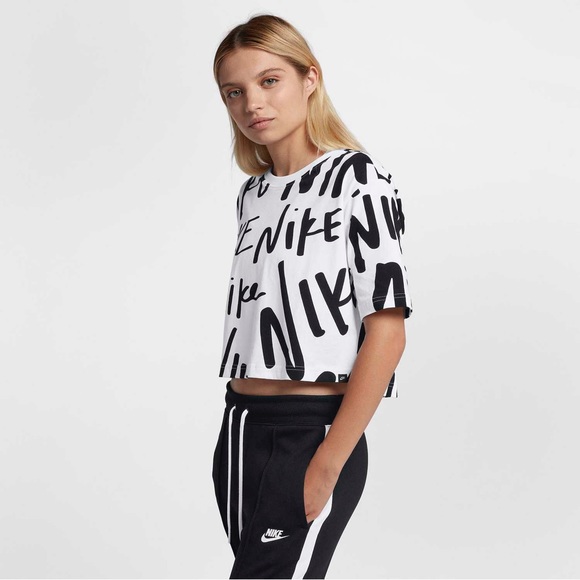 2🍒/$36~Nike AOP Graffiti Style Gray Crop Top~Medium - Picture 15 of 15